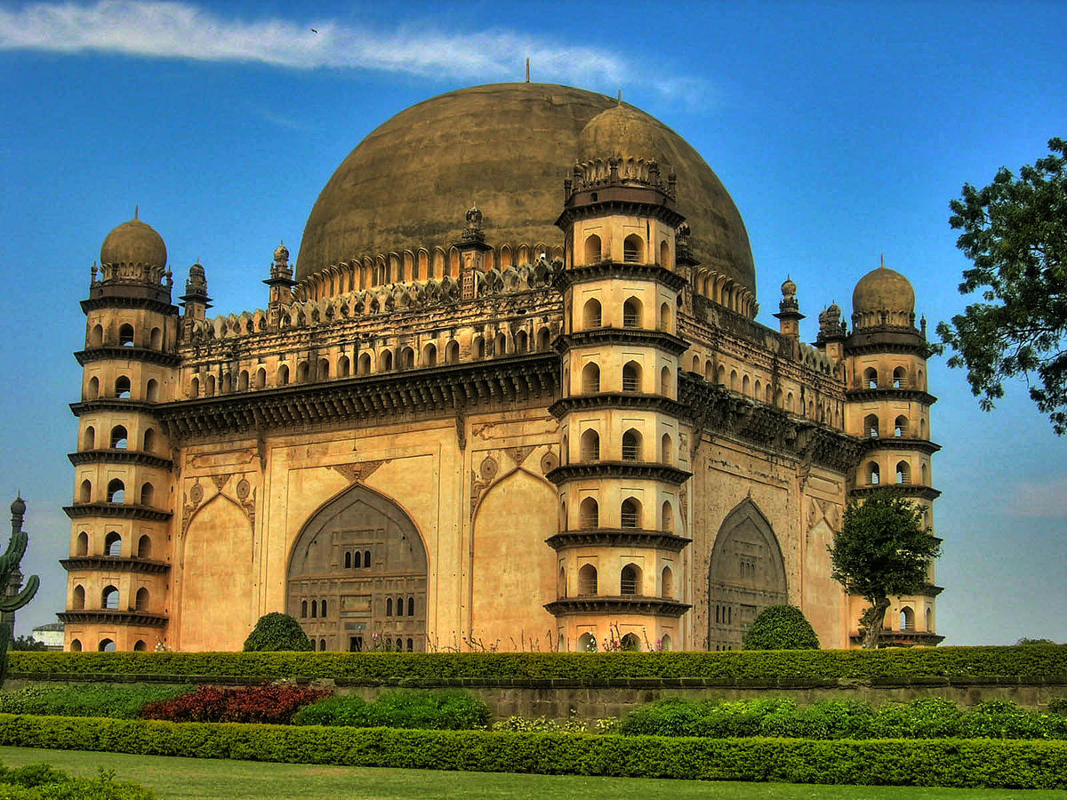 1200px-Gol_Gumbaz.jpg