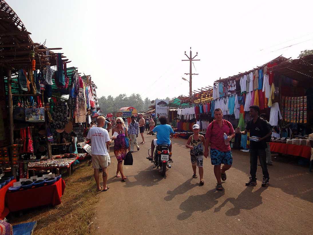 Anjuna_flea_market_on_Wednesday_November_7,_2012.jpg