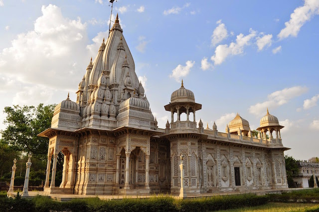 Chhatris-of-Scindia-Dynasty-in-Shivpuri.jpg