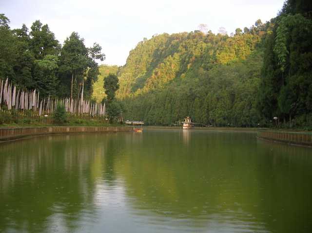 Lampokhri-lake.jpg