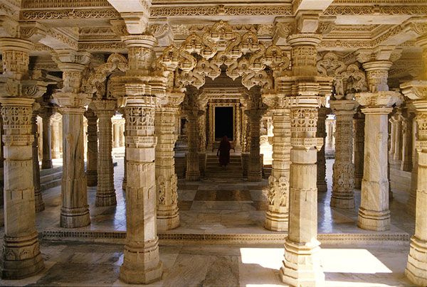 Parshwanath-Jain-Temple-in-Delwara​.jpg
