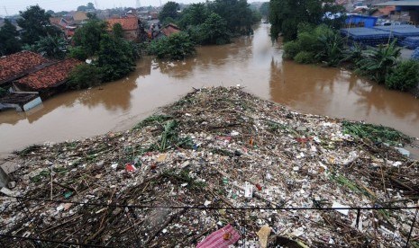 sampah-menumpuk-di-sungai-ciliwung-yang-meluap-di-rawajati.jpg