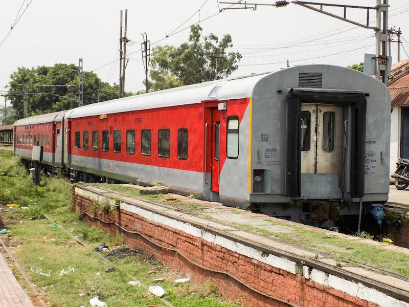 Shri-Shakti-AC-Express-Train-No-22461.jpg